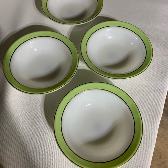 Set of four vintage Pyrex small plates. - Picture 2 of 3